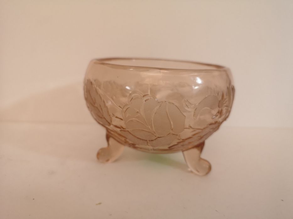 Szklana miska na nogach ozdobiona roślinnym wzorem