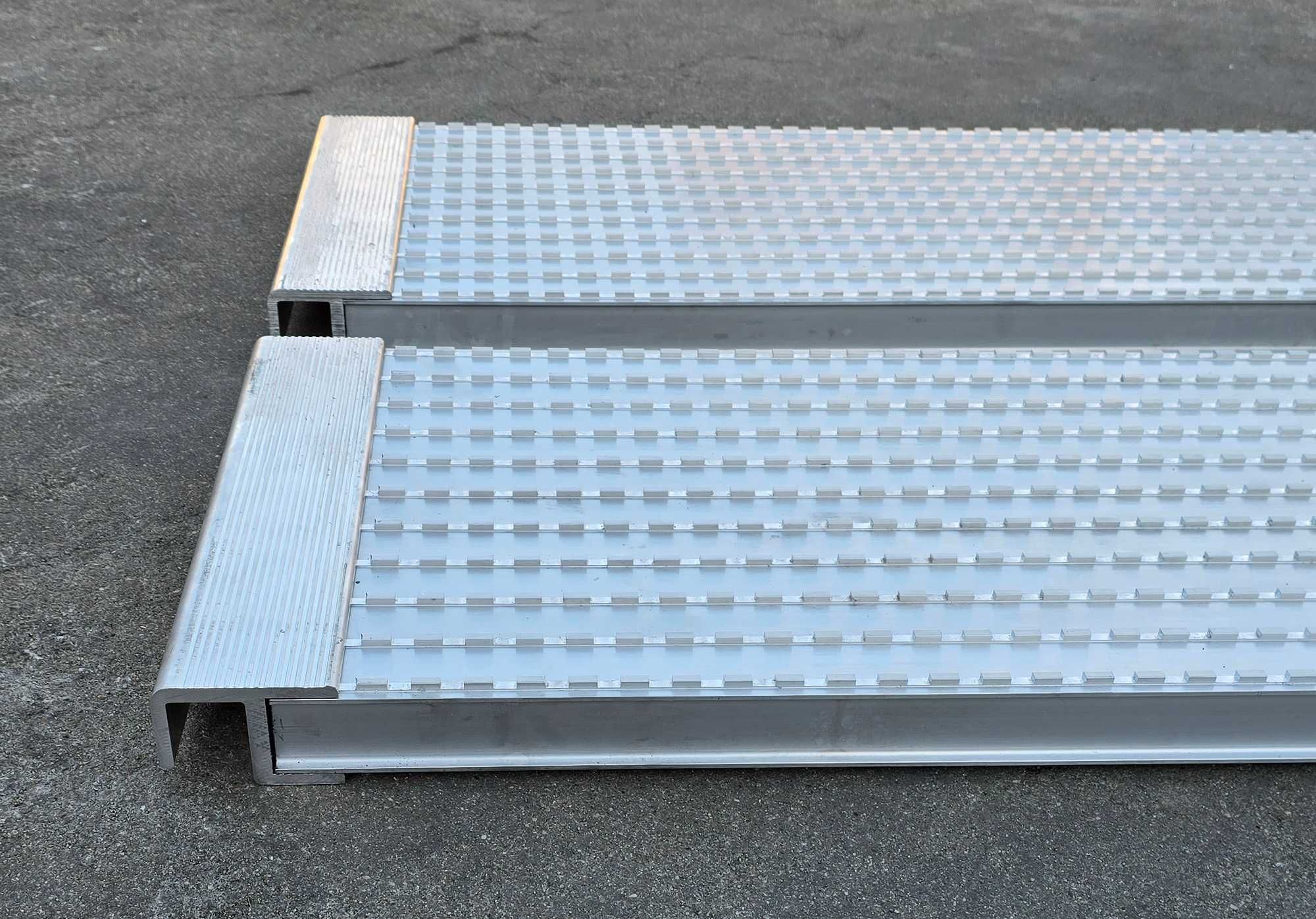 Najazdy aluminiowe frezowane 2500x340x40mm moc. kątownik nośność 2,3t.
