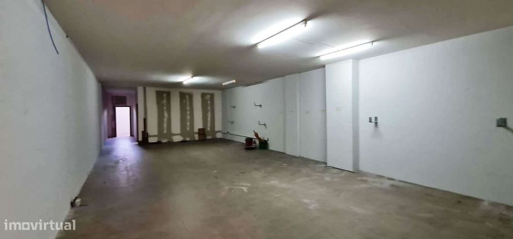 Armazém com 280 m² em Lomar, em plena cidade de Braga, próximo à P