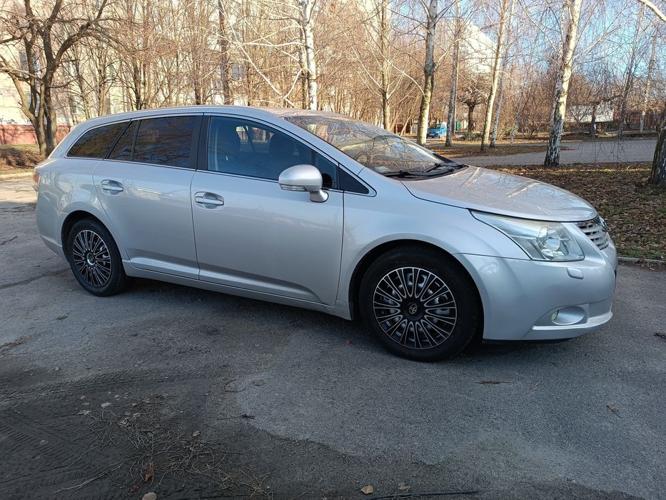 Автомобиль Toyota Avensis т27 универсал.
