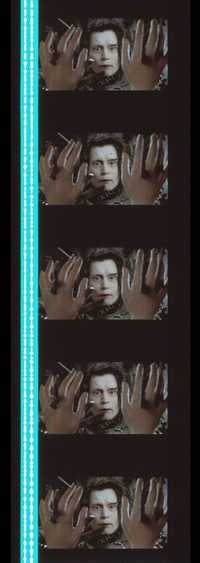 Fotogramas em película do filme Eduardo Mãos de Tesoura do Tim Burton