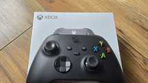 Pad Xbox Series X z dedykowaną ładowarką, dwa akumulatory, gwarancja.