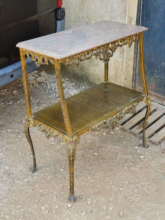 Credencia com Pés e Trabalhados em Bronze