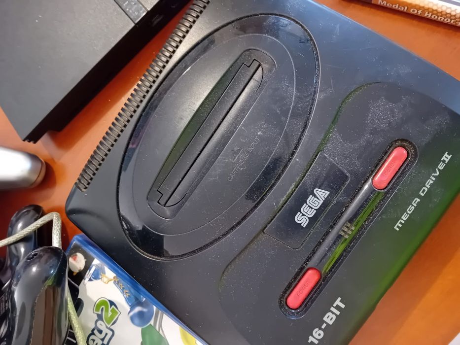 PS2, MEGA DRIVE II, com jogos, cabos e comandos.