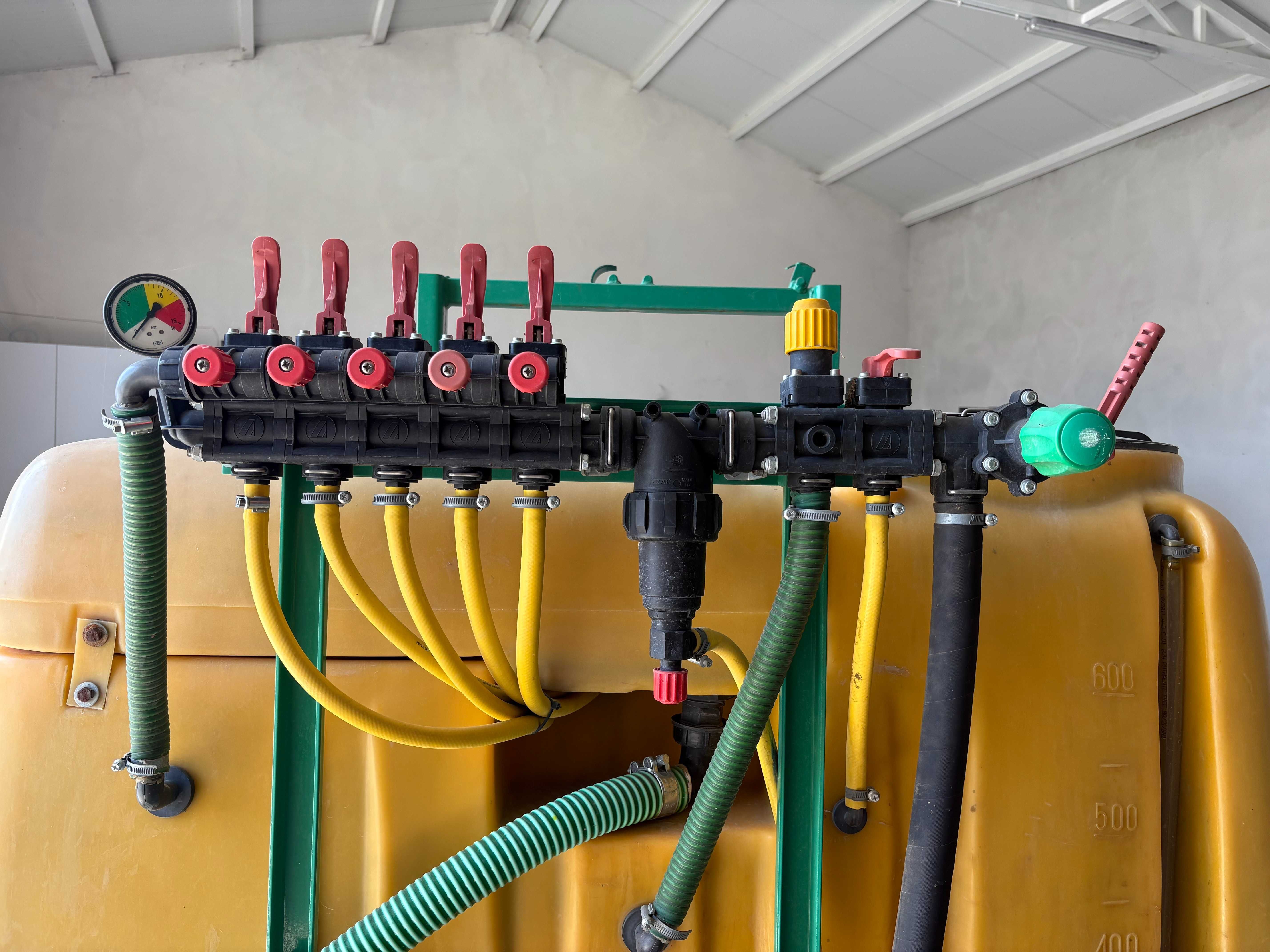 Opryskiwacz 615 hydraulicznie podnoszona belka