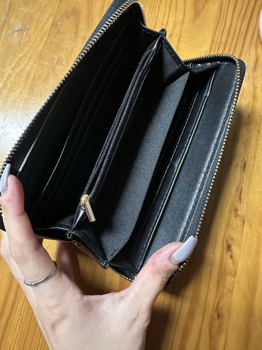 Carteira preta cartoes e moedas