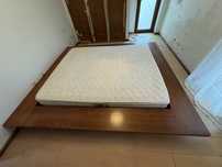 Cama tipo Japonesa + 2 mesas cabeceira
