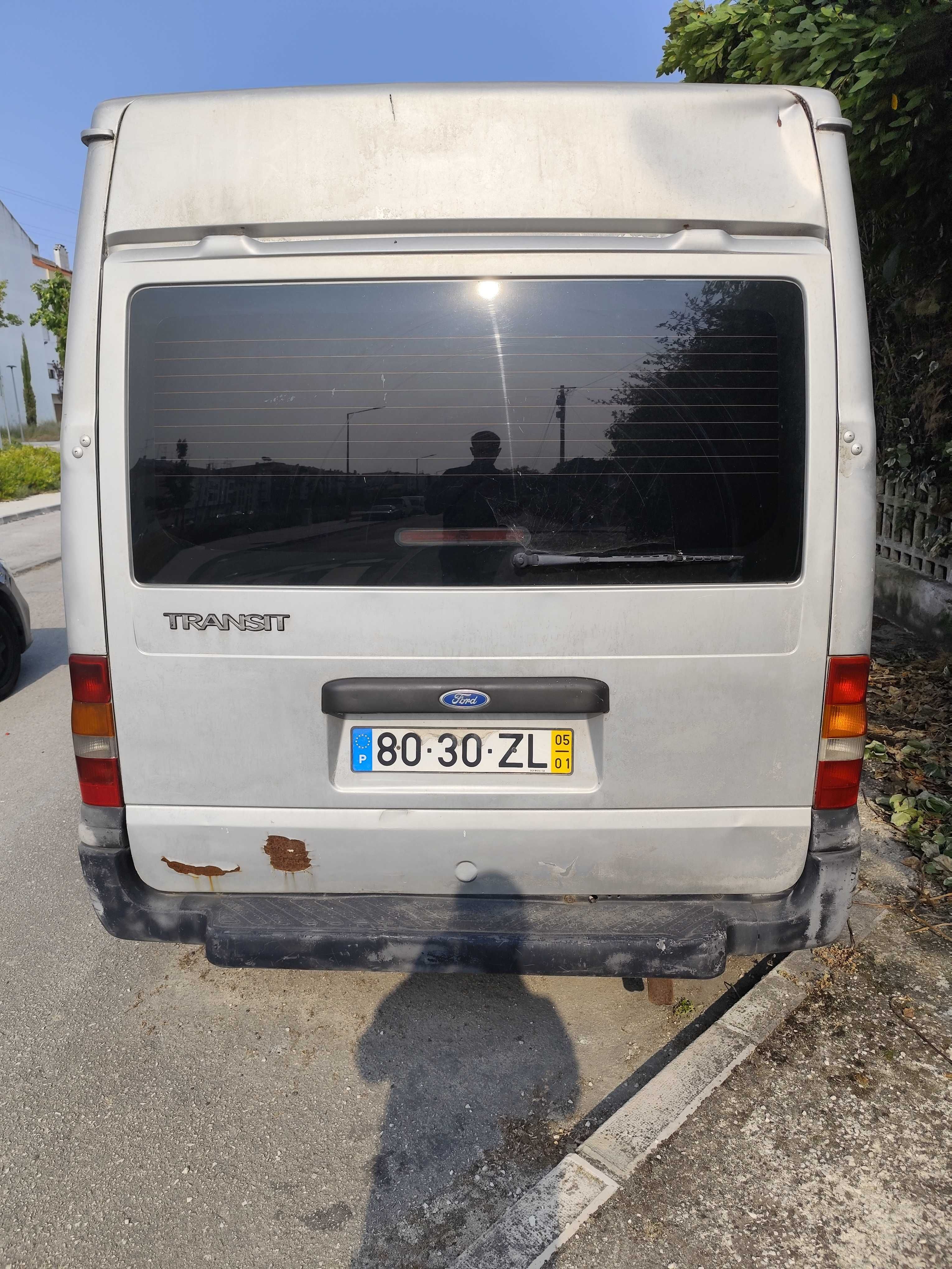 Ford Transit de 2005 avariada