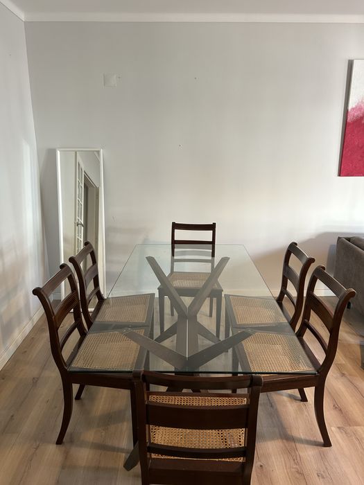 Mesa de Vidro com pés de Madeira e 6 Cadeiras
