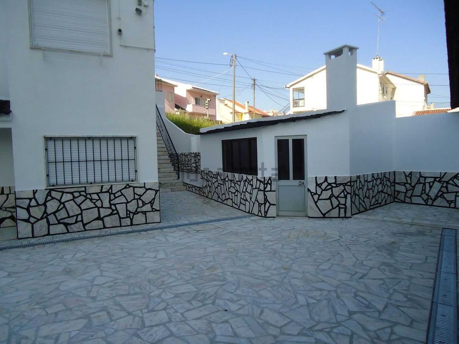 Moradia Duplex T4 em Condomínio Fechado com Pátio e Garagem no Cacém