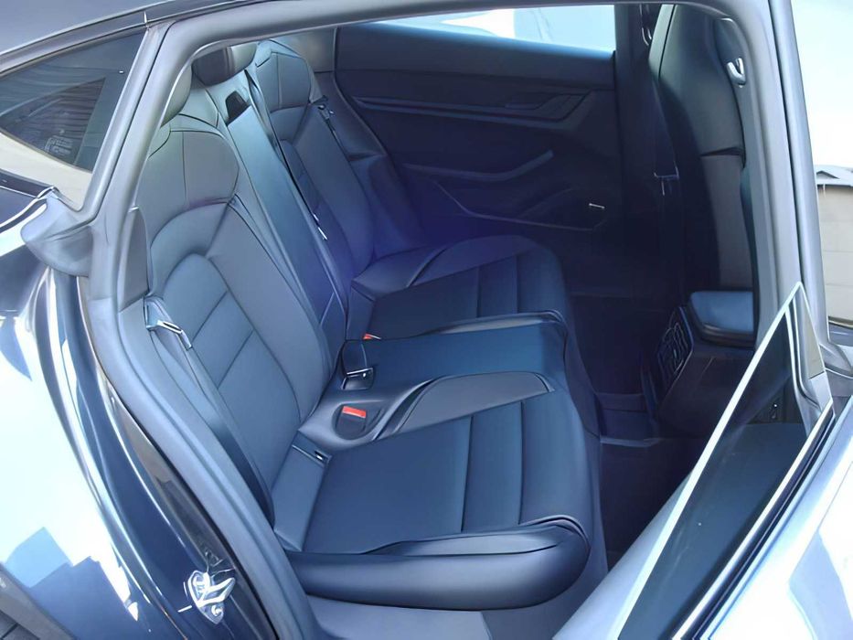 Porsche Taycan      2022