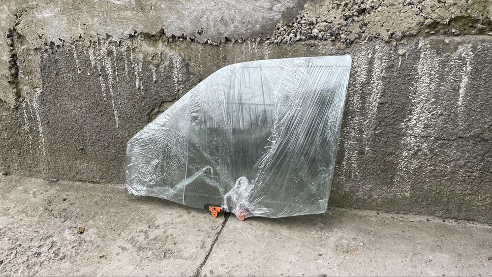 Переднее левое стекло Nissan Terrano II водительское стекло Терано 2