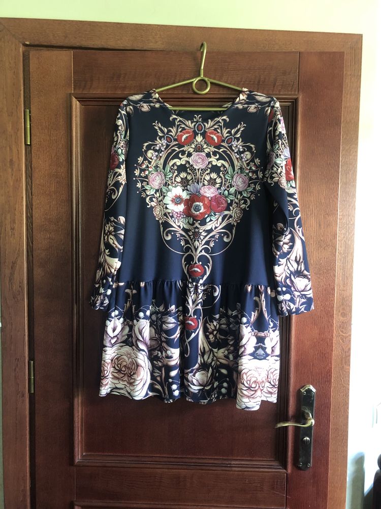 332. S/M Granatowa mini sukienka rozkloszowana. Motyw kwiatowy. Floral