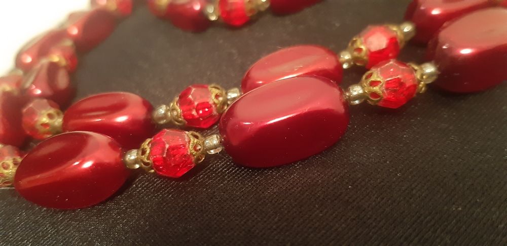 Naszyjnik z czerwo - bordowych  koralików