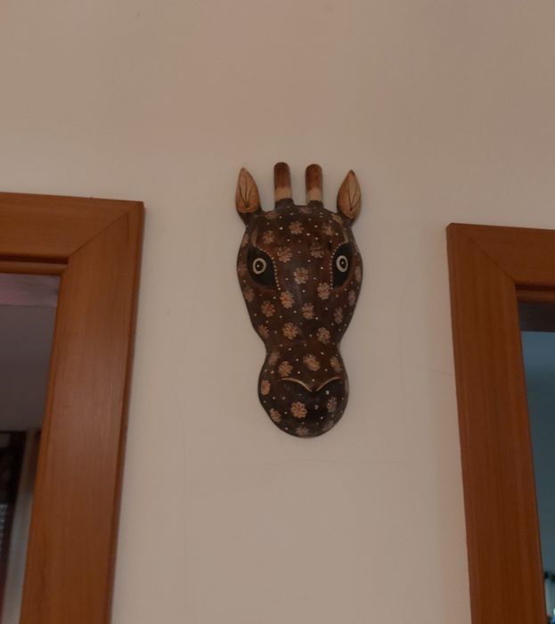 Girafa de madeira com oferta