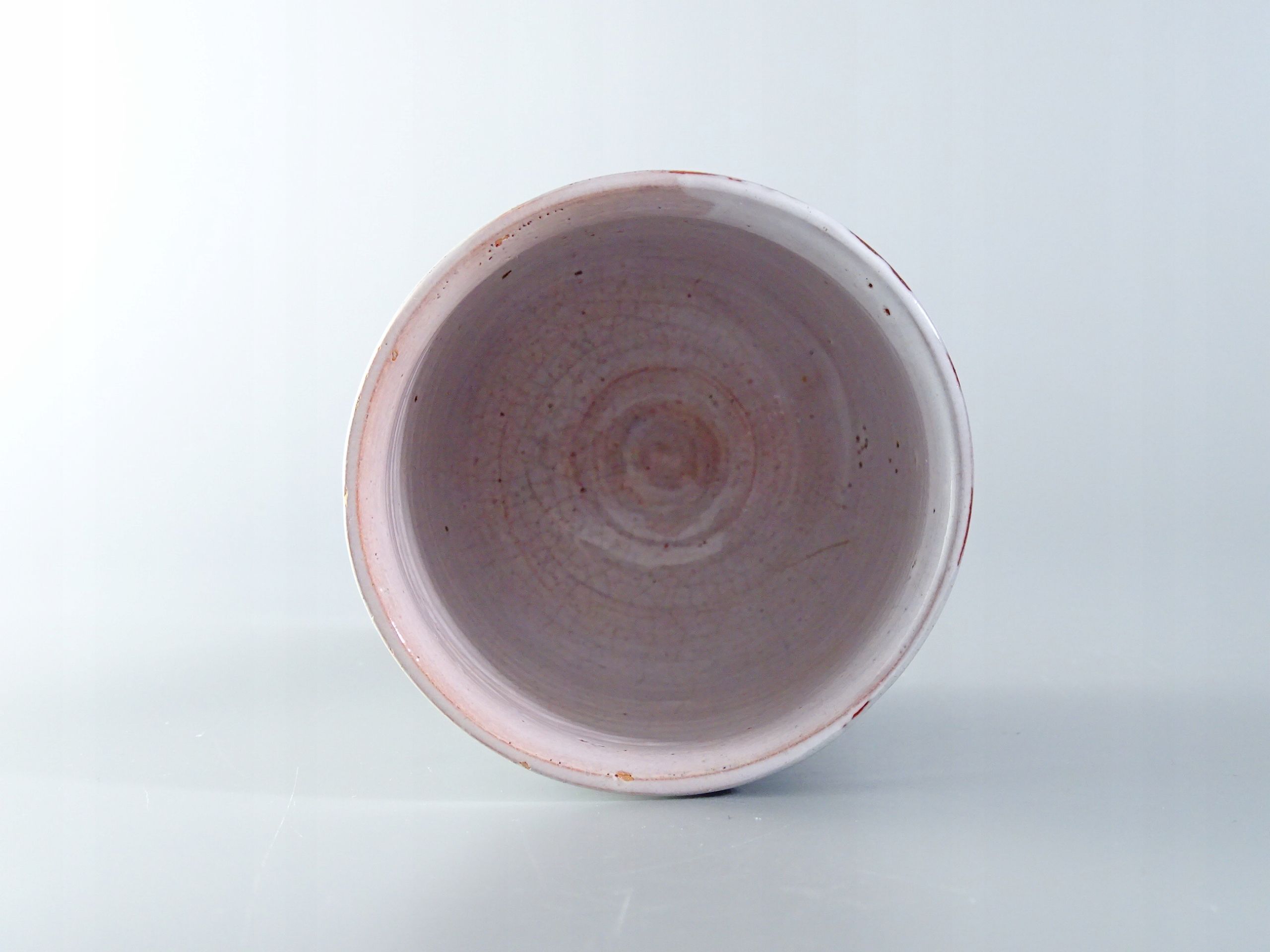ceramiczny kubek pojemnik koło garncarskie