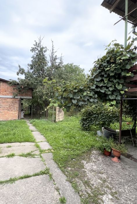 Будинок цегляний, газ, великий сад, гараж, господарські споруди