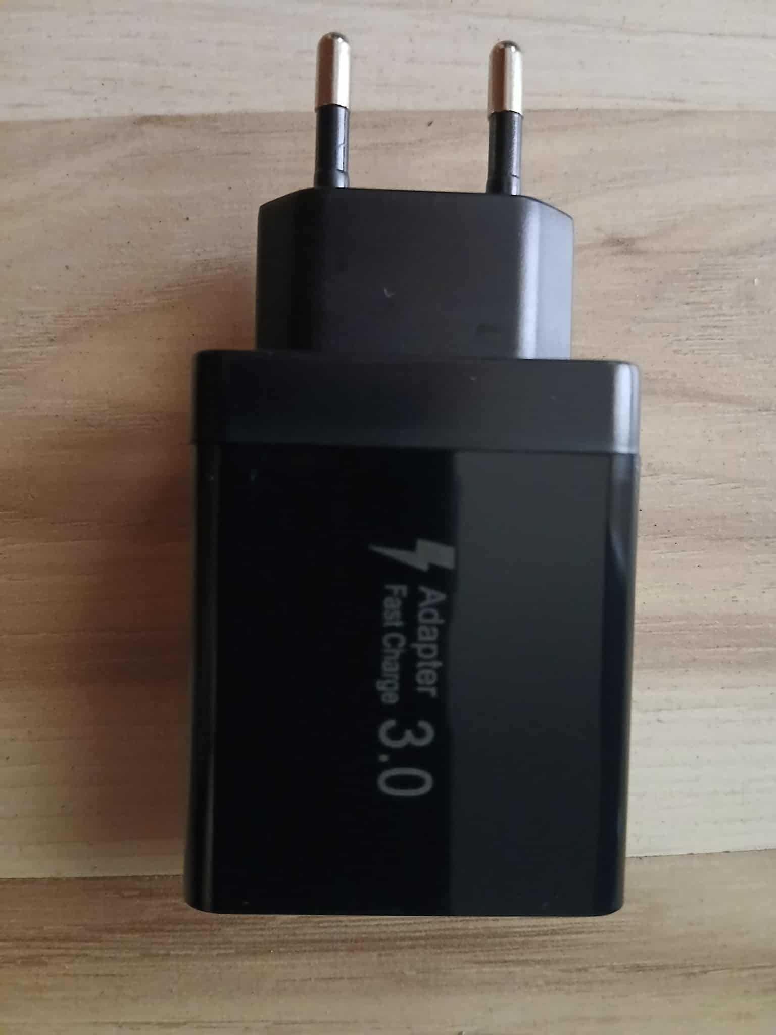 Dwie kostki do ładowania USB + USB-C czarna i biała (4 wejścia)