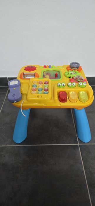 Mesa de atividades para bebé