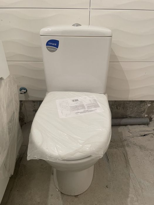 Ванна, тумбочка з раковиною, унітаз.