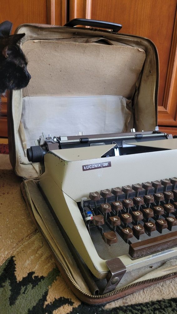 Stara maszyna do pisania Łucznik 1301