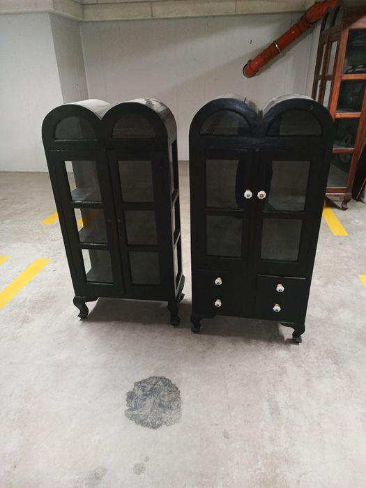 Witrynki z drewna egzotycznego kolonialne