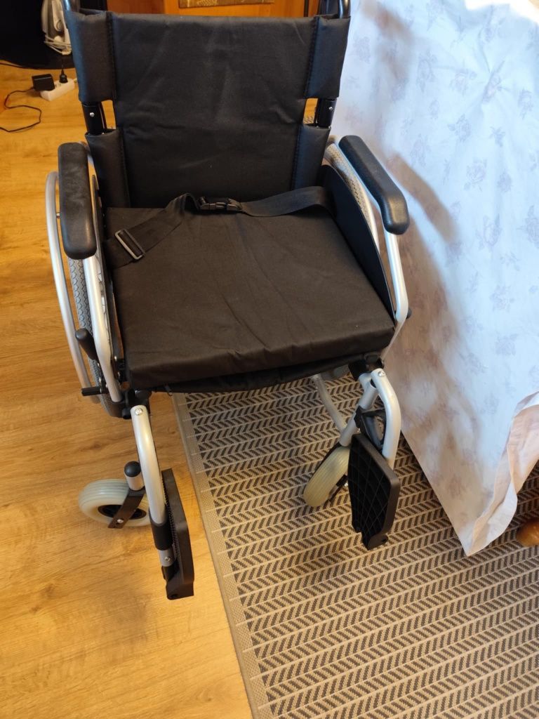 Wózek inwalidzki, balkonik, kule