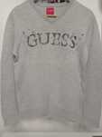 Szary sweter GUESS.