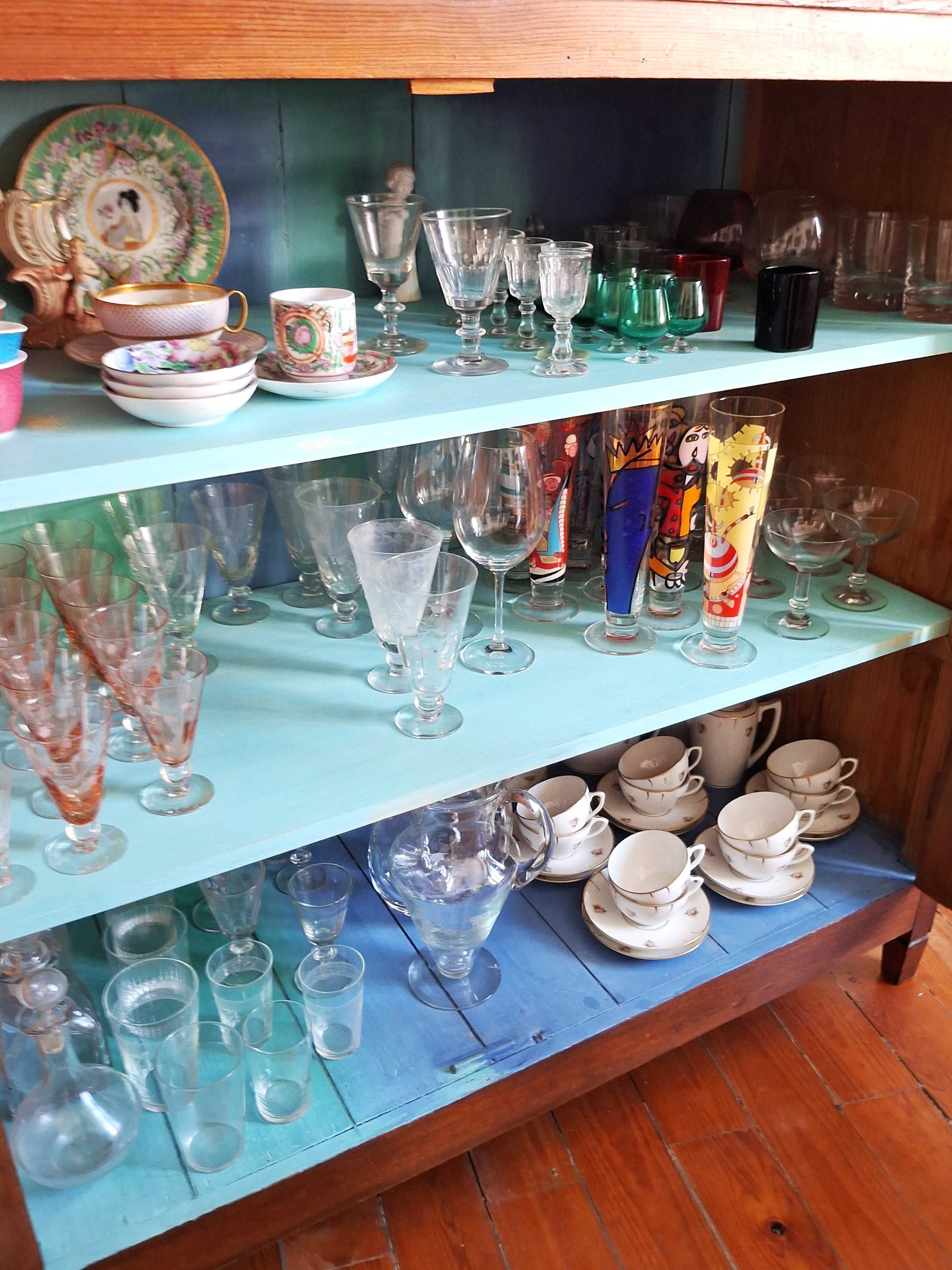 vitrine | aparador recuperado com pintura interior verde azulado
