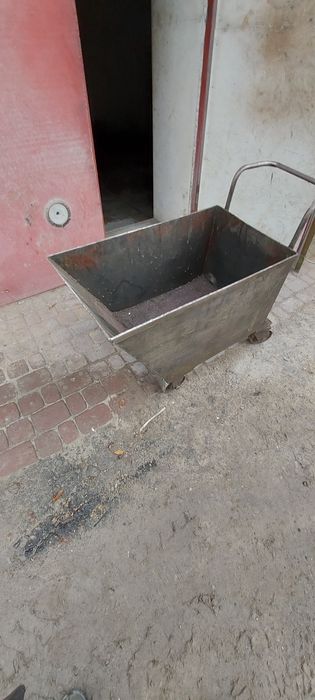 Тачка з поворотними колесами.