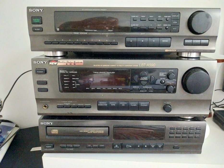 Radio e leitor de CD da marca Sony com 2 colunas
