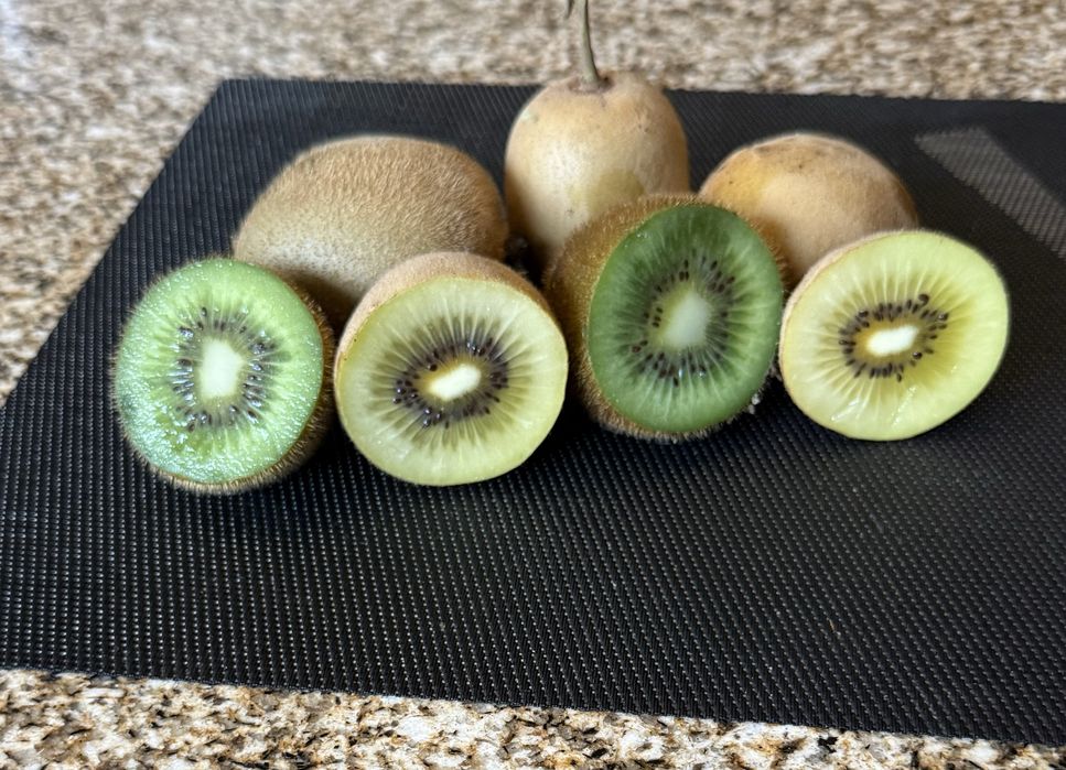 Kiwis amarelos e verdes