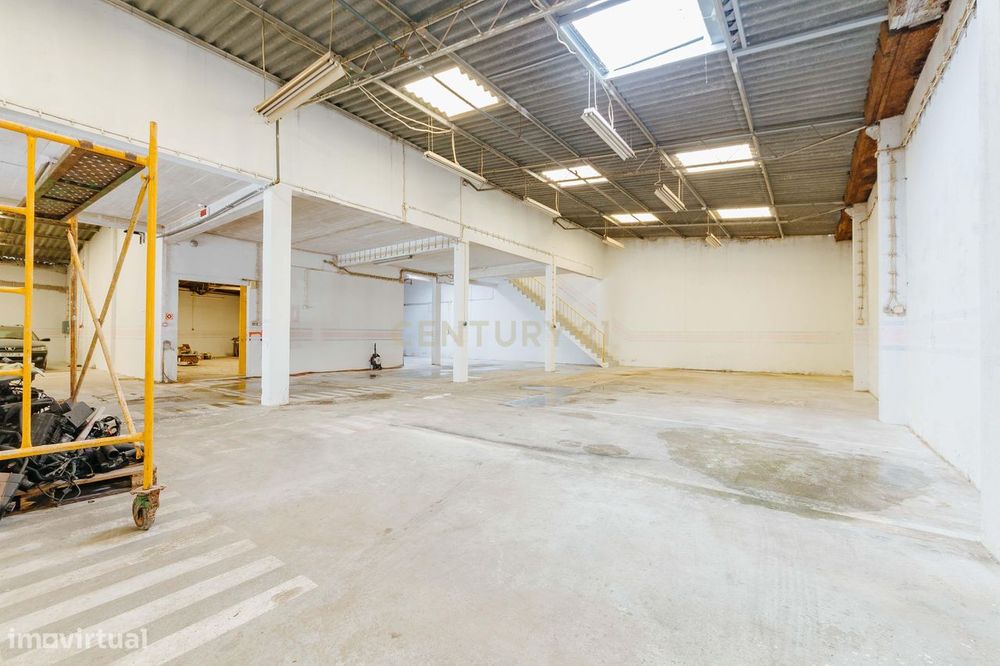 Oportunidade Única em São João da Talha – Armazém Industrial com 950m²