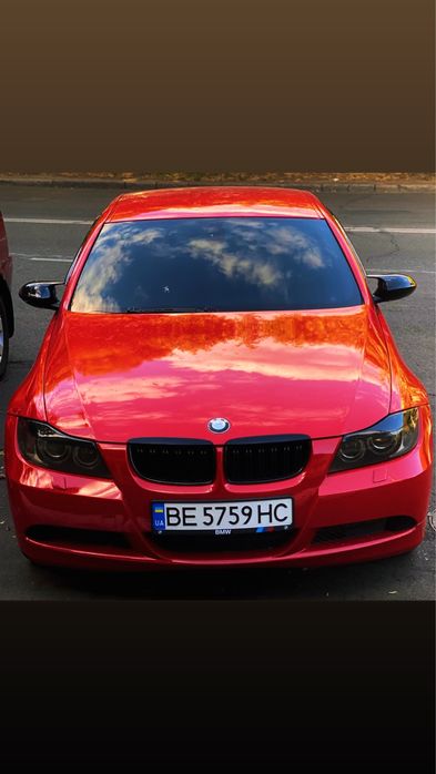 Яскраве авто BMW Е90