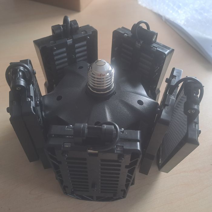 Lampa garażowa skladana led mocna E27