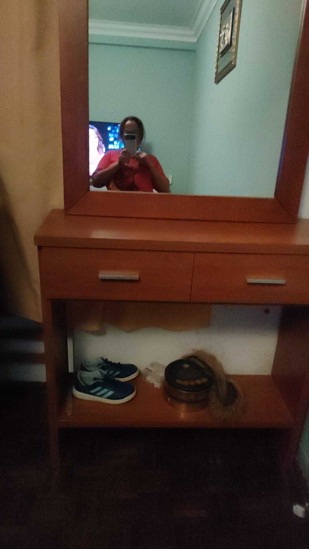 Móvel de quarto com espelho