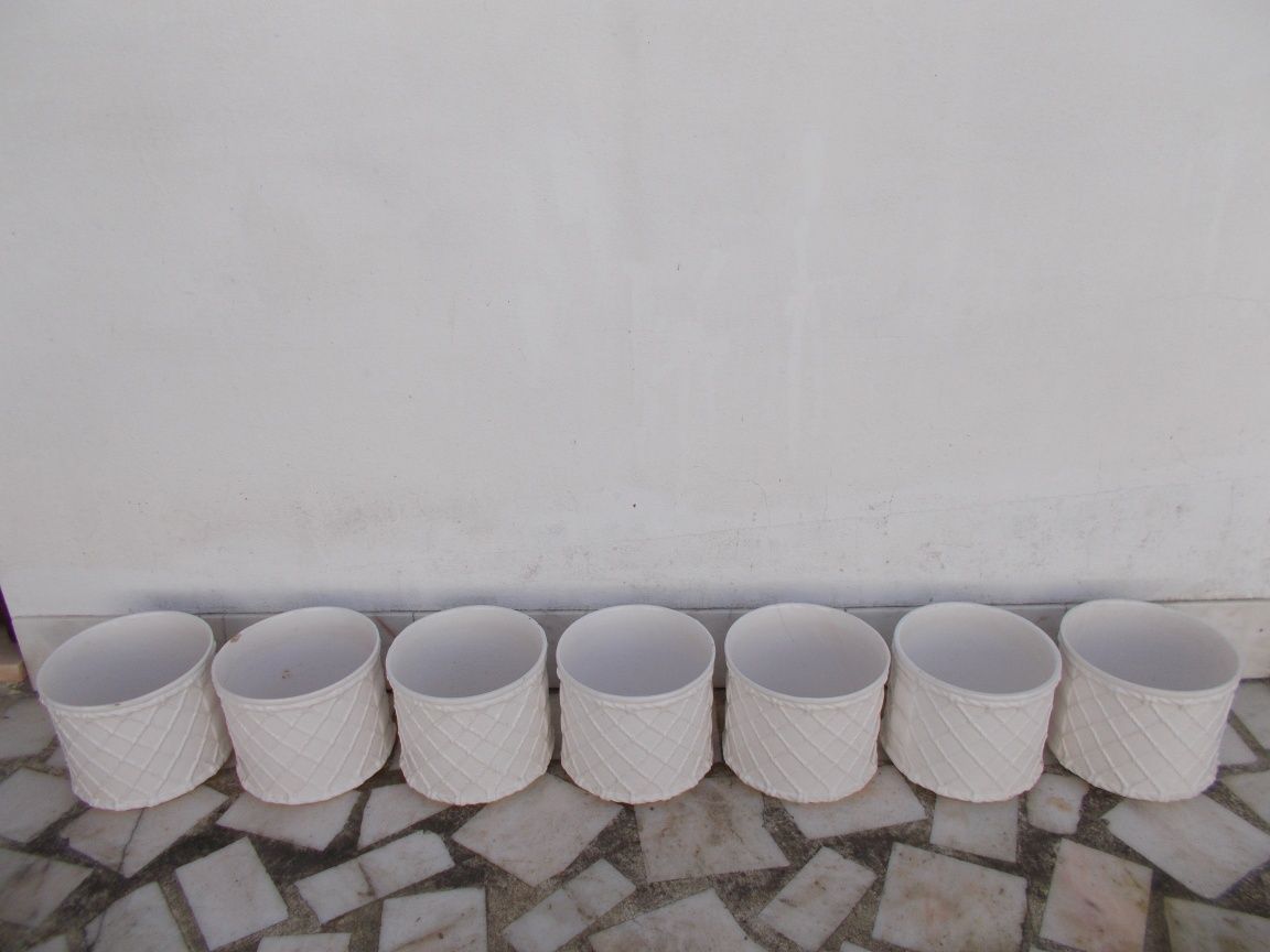 Vasos de cerâmica brancos