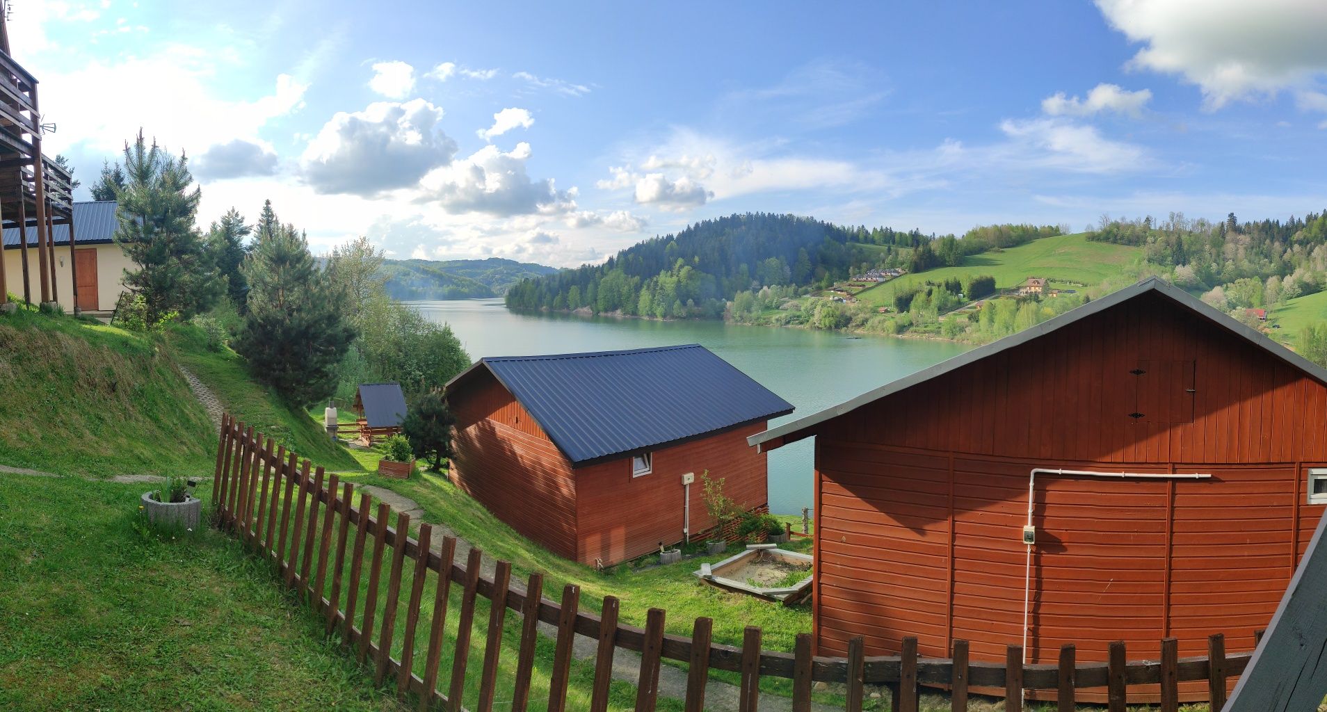 Domki blisko jeziora Bieszczady