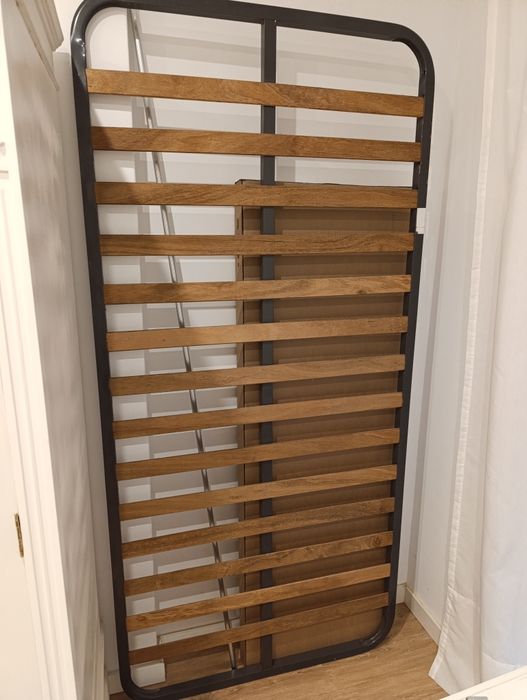 Vendo cama de solteiro composto com um colchão, um estrado e 4 pés