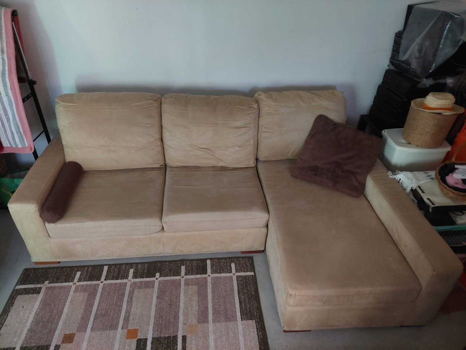 Sofá côr bege com chaise long  à esquerda .