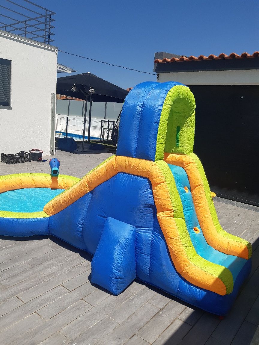 Vendo Insuflável escorrega e  piscina