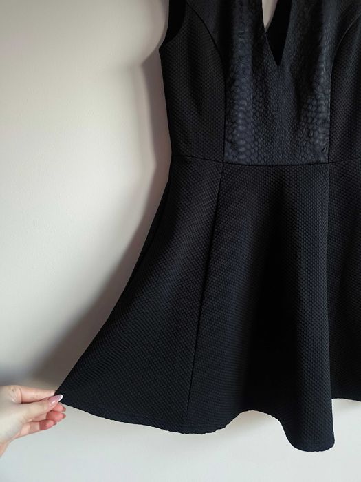 Stylowa czarna sukienka marki River Island w rozmiarze S (36)