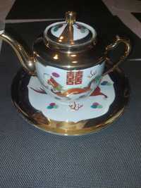 Czajniczek i taca z chińskiej porcelany ze złotym smokiem i feniksem