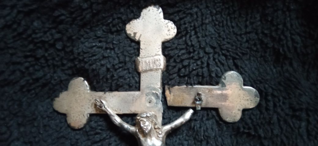 Stary krzyż, krucyfiks. Metalowy, stojący. Antyk