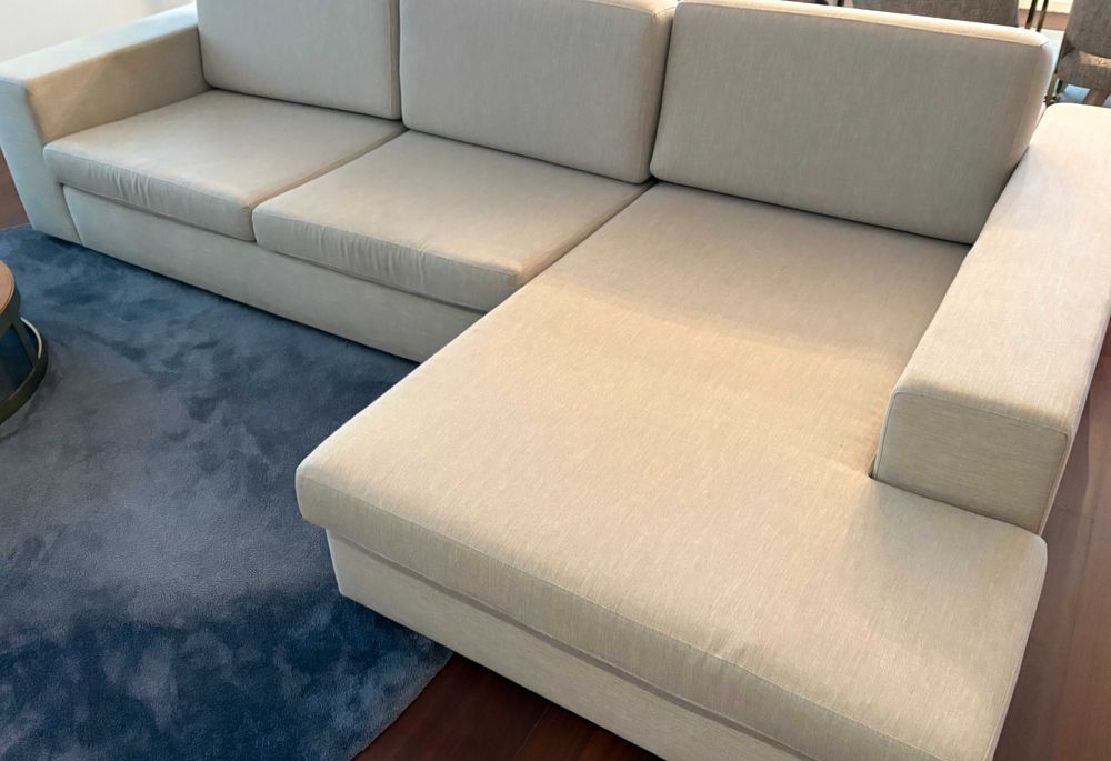 Sofá com Chaise Long Las Kasas