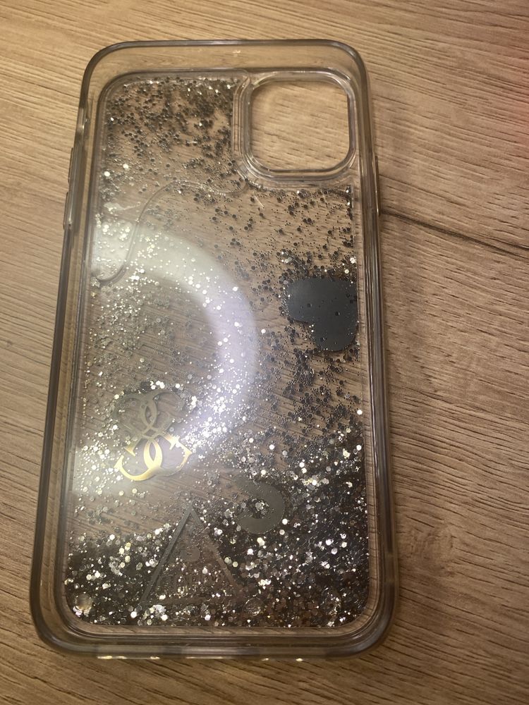 Etui na iphone 11 guess