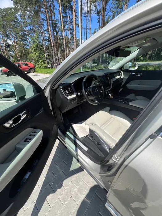2019 Volvo XC60  2.0 бензин