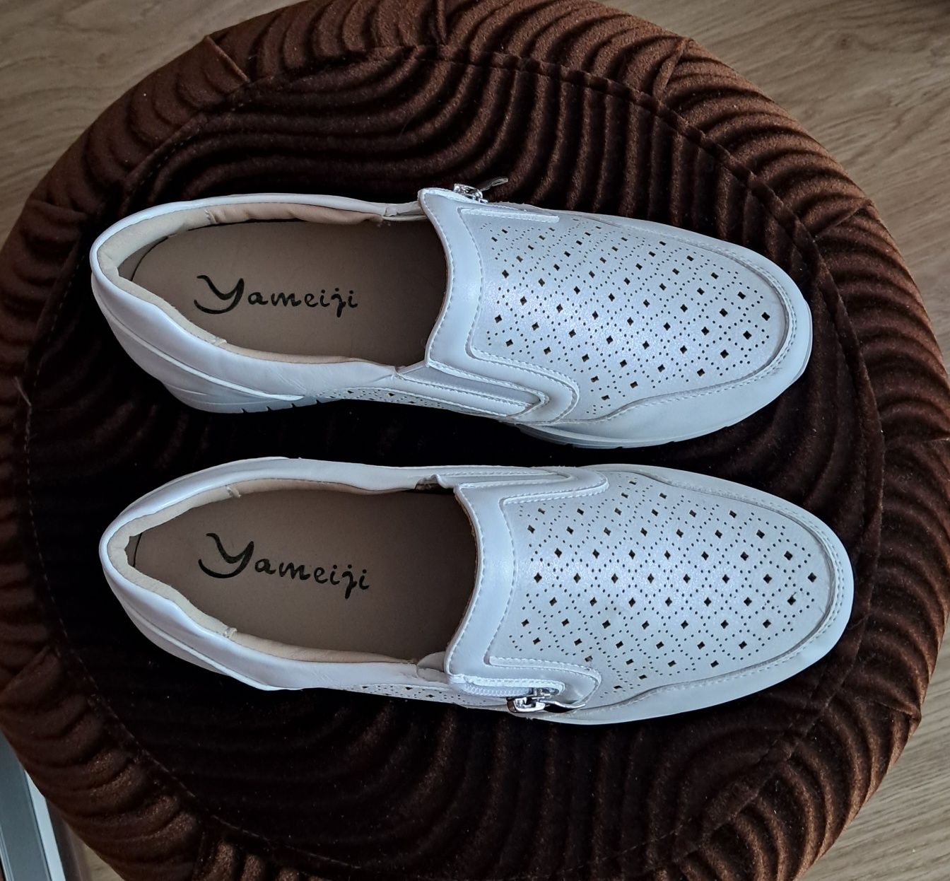 Buty białe na małej koturnie
