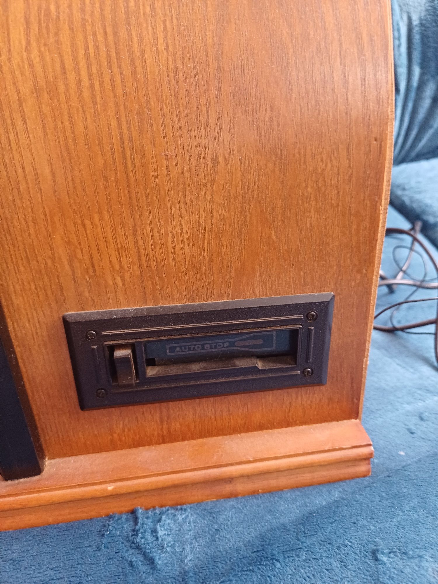 Radio w stylu retro z odtwarzaczem kaset