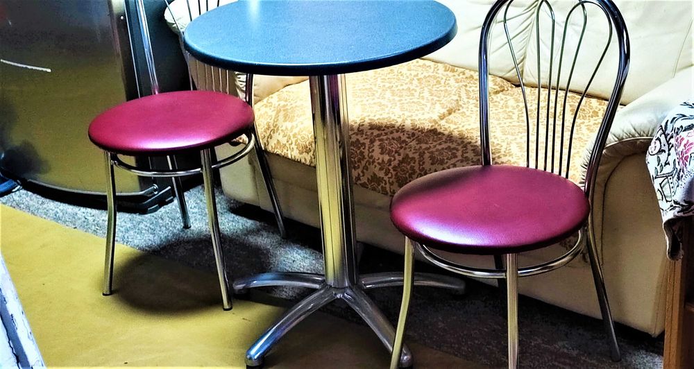 Килимова доріжка 2.5 х 1.2 м. Два нових металевих стільці.